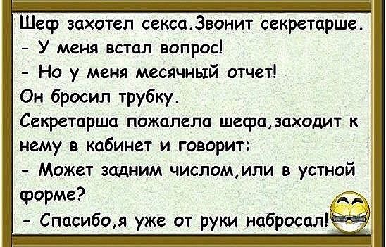 Две веселые сексуальные женщины в красочном роскошном