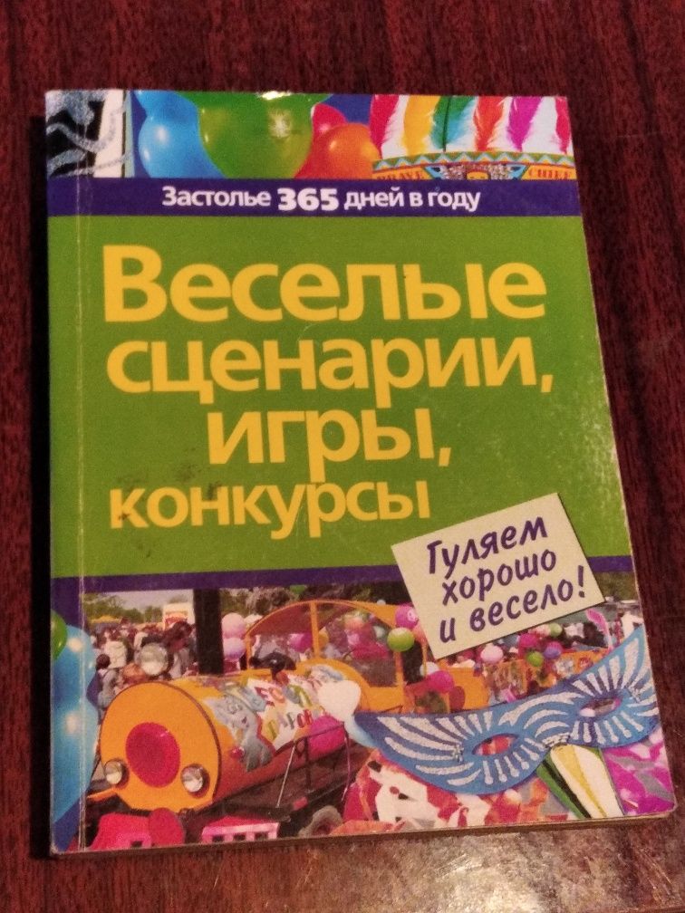 Милые маленькие ангелы готовят волшебный рождественский кофе